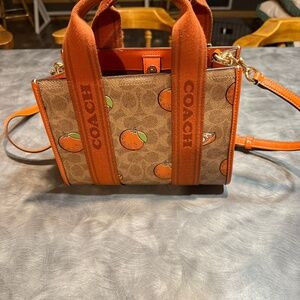 Smith Tote 24 in Signature Canvas w/ oranges